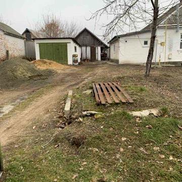 Будинок в селі в затишному місці біля ставу.