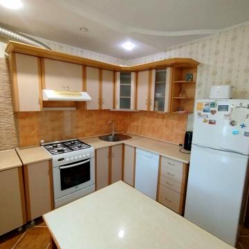 Продається  3х кімнатна квартира 77м² з ремонтом та технікою.