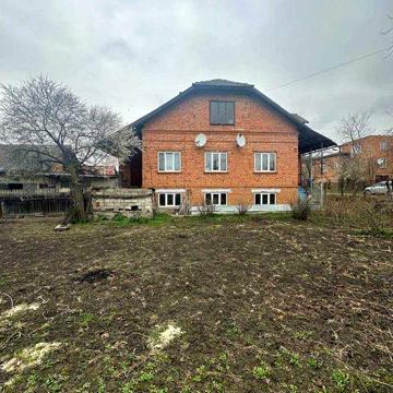 Власник.Продам будинок в центрі монастириська біля школи жилий стан
