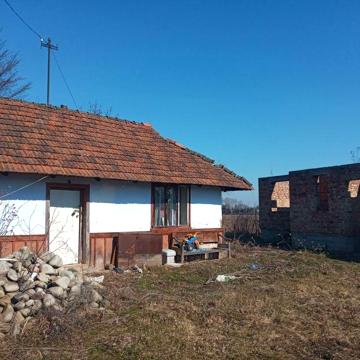 Будинок та не завершене будівництво