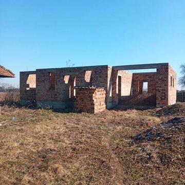 Будинок та не завершене будівництво