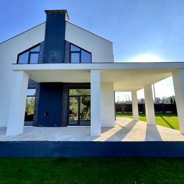 Будинок з терасою біля озера неподалік Бучанського парку