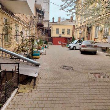 Продается просторная 4-комнатная квартира в центре города