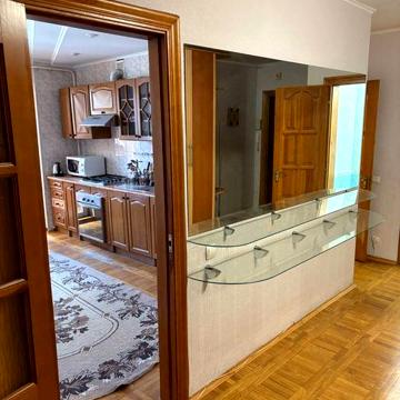 Продам трикімнатну квартиру в центрі  міста по вул .  Княжа , 26