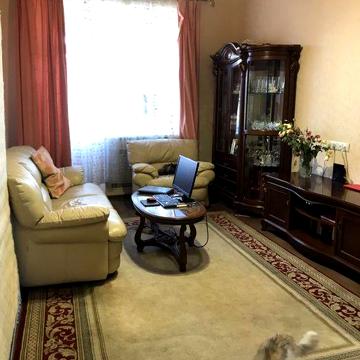 Продам свою 2 ком. Квартиру 4/4 сталинка центр
