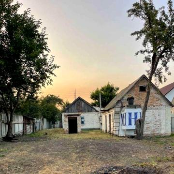 Продам будинок з рівною ділянкою неподалік центру  міста Узин