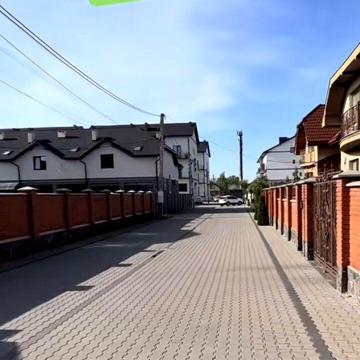 Центр таунхаус  із своім двором та меблями