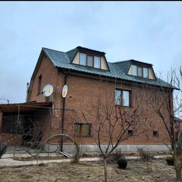 Продам БУДИНОК  з бомбосховищем  в   Конотопі. Дві ділянки 30ст