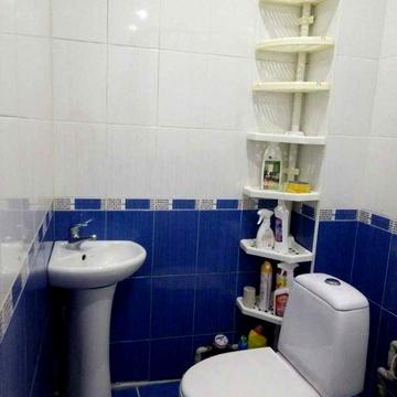 Продам 2к гостинку(свой санузел,миникухя,капремонт) на Роганской .
