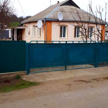 Продається будинок м. Шпола 
Берегова 23 
Всі питання по телефону 
09*
