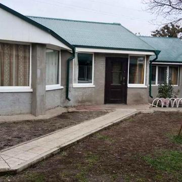 Будинок недалеко від річки та лісу