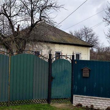 Продам 1/2 частину будинку з земельною ділянкою. М. Лебедин ,
