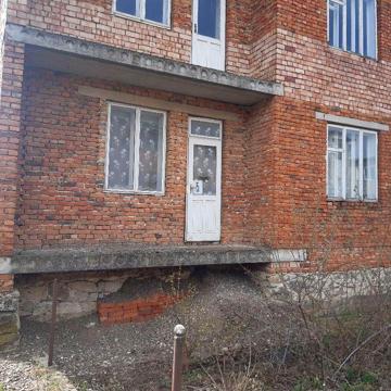 Двоповерховий будинок