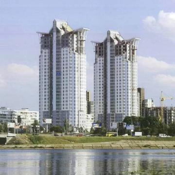 Дніпровська набережна вул., 1