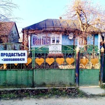 Продається приватизований будик з земельною ділянкою