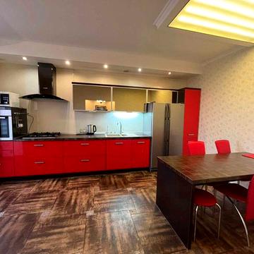 Продається 3-кімнатна квартира на Поділлі