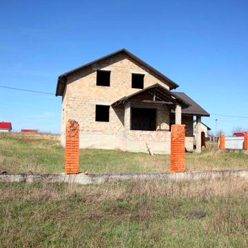 Окремий великий будинок з ракушняка! на великій ділянці поруч з озером