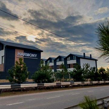 Таунхаус Harmony Avangard расположен в пгт Авангард.
Дом сдан.