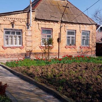 Продаж будинку у місті.