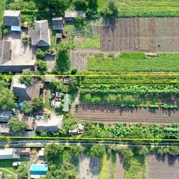 Будинок в селі з земельною ділянкою