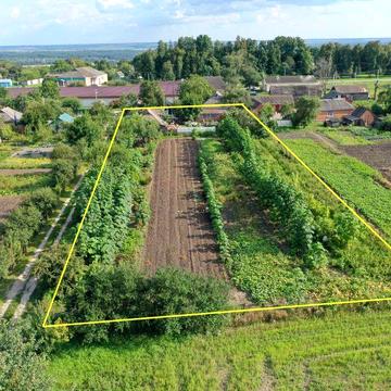 Будинок в селі з земельною ділянкою