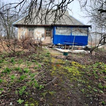 Дом в селі та земельна ділянка