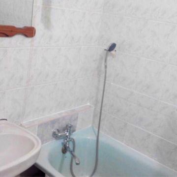 Однокімнатна квартира покращеного планування в цегляному будинку.