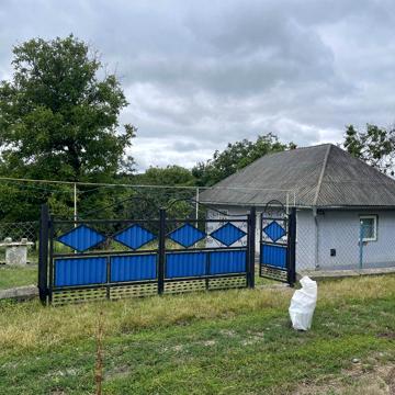 Будинок, земельна ділянка