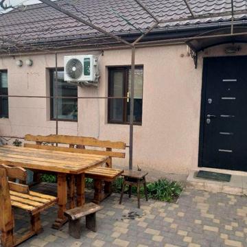 Продам будинок в Центральному районі  біля 38 колегіуму від власника
