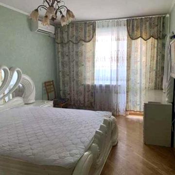 Анни Ахматової вул., 43