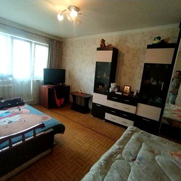 Космонавтів вул., 40