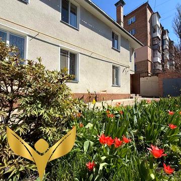 Приватний будинок в центрі: 4 спальні/3 санвузли + робоче крило, гараж