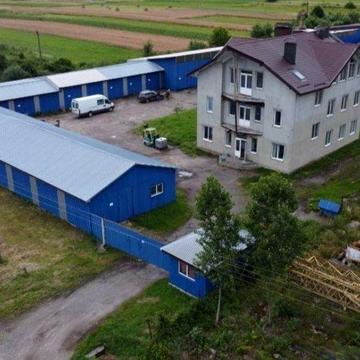 Будинок 467 м2 та склади 1500 м2