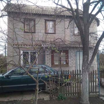 Продається дачний будинок з гаражем
