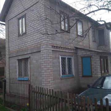 Продається дачний будинок з гаражем
