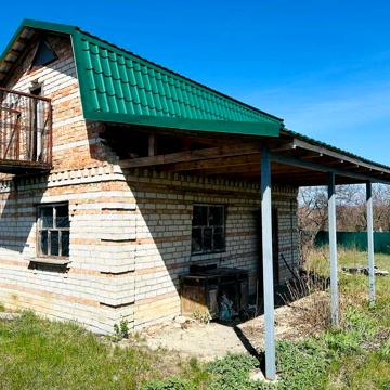 Дачний будинок та земельна ділянка у передмісті Умані