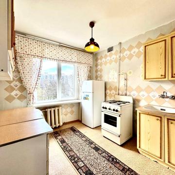 Продаж 1к квартири 38 кв. м на вул. Богдана Ступки 21