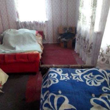 Здаеться пів дому із грубою.На 1-2 людини.