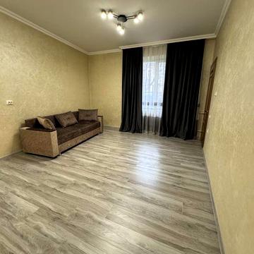 Двух кімнатний старий фонд на Богдана Хмельницького