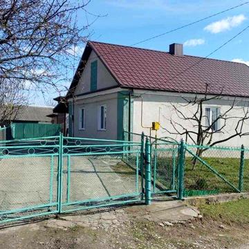 Будинок/господарство в селі Грозів