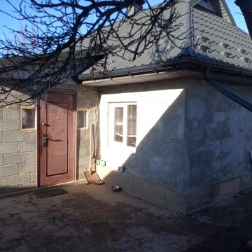 Будинок з пасікою в с. Гелетина Камянець-Подільського р-ну.