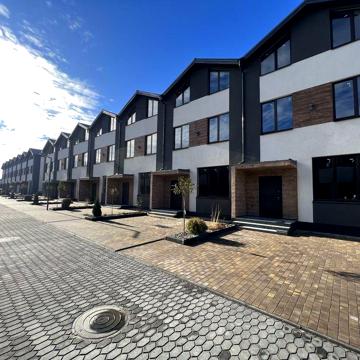 Продаж кутового трьох-поверхового таунхаусу в Авангарді