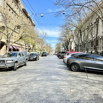 Продажа трехкомнатной квартиры. Одесса. Дерибасовская. Оперный театр.