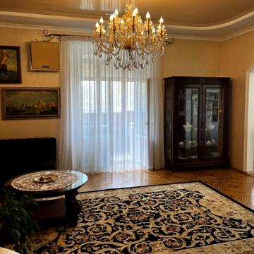 Двокімнатна квартира з кухня студія в цегляному будинку Приморський район