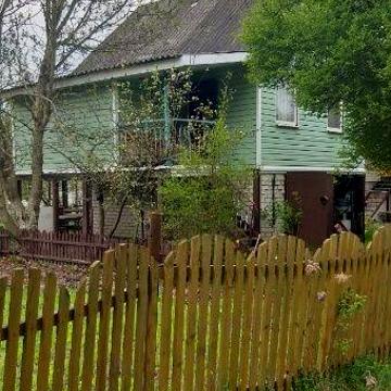 Двоповерхова дача біля Батурина  на березі річки Сейм