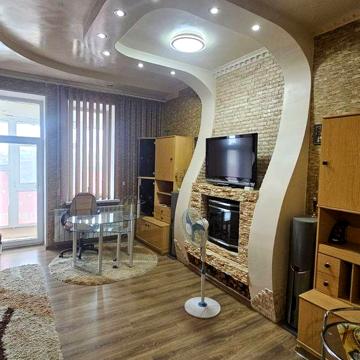 Укомплектована 2-кімнатна сталінка в центрі міста