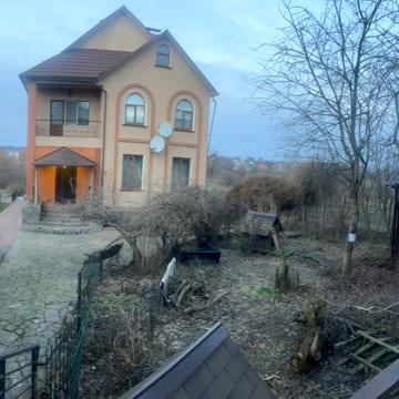 Свято-Успенська вул. (Радянська), 1