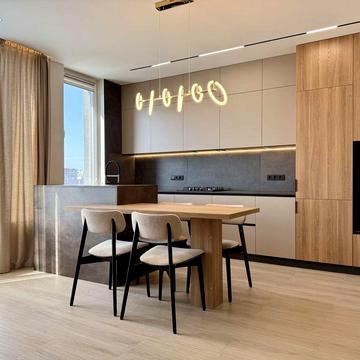 Неймовірна 2кім з кухнею-студією з якісним ремонтом поруч центру!