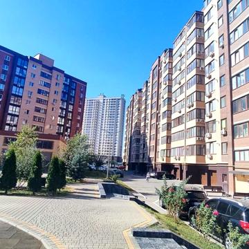 Академіка Сахарова вул., 5