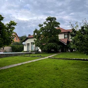 Без %. Дом-400 метров. Участок-18 соток. Бассейн. Лесники. Кременище.